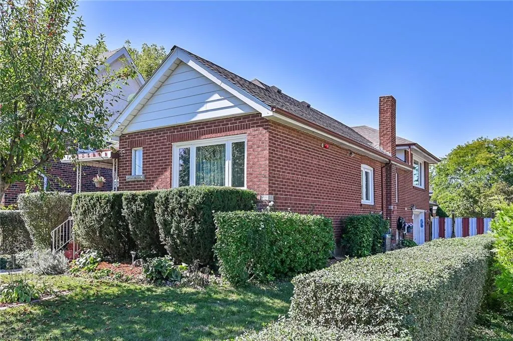 27 Paradise Road N