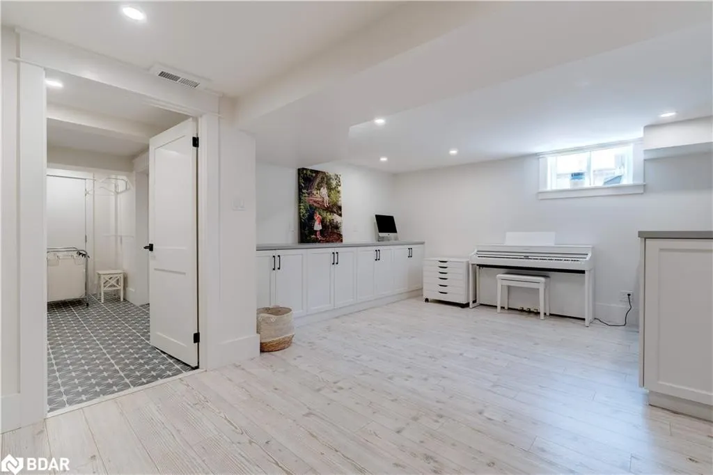 41 Fairwood Place E