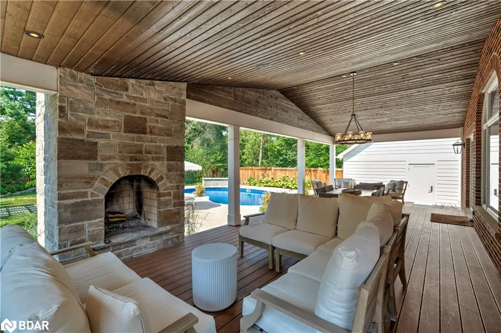 41 Fairwood Place E