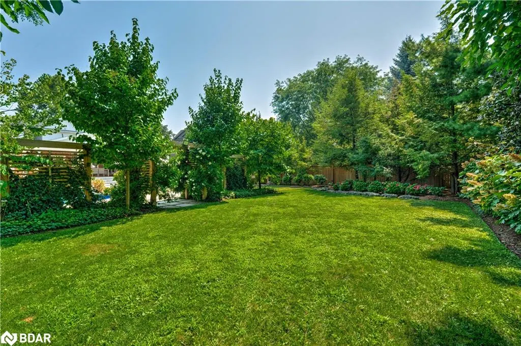 41 Fairwood Place E