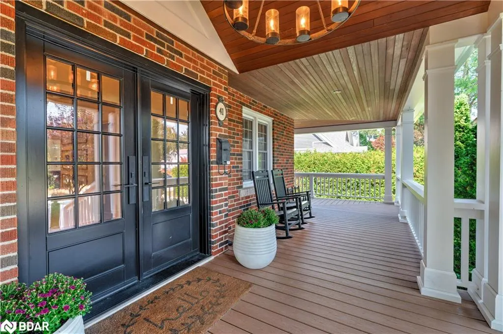 41 Fairwood Place E