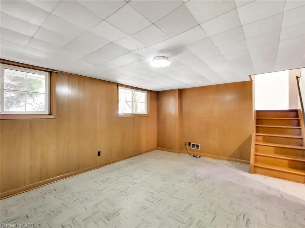 558 Parkside Crescent