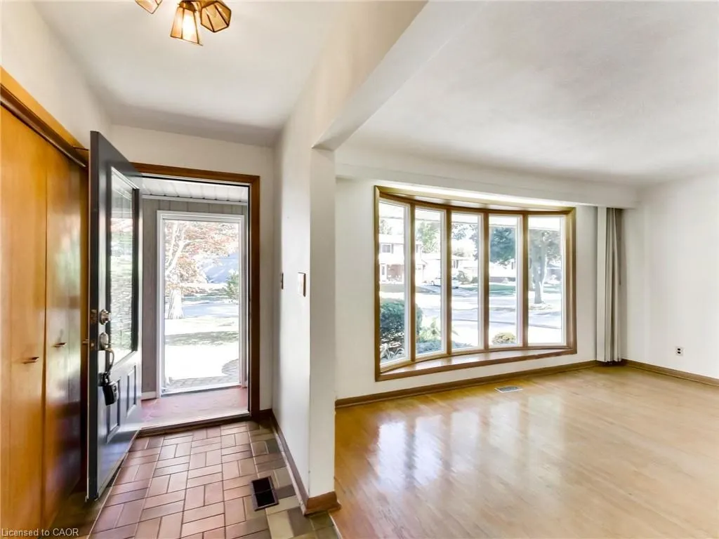 558 Parkside Crescent