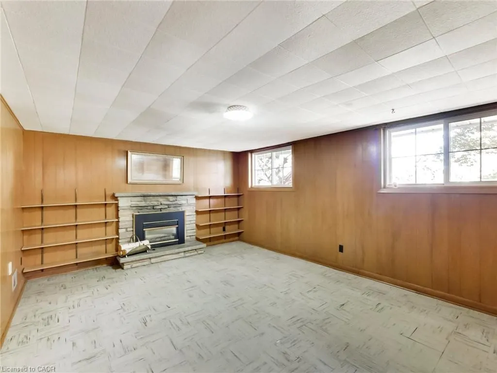 558 Parkside Crescent