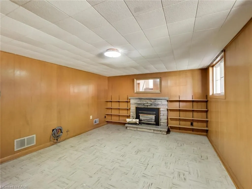 558 Parkside Crescent
