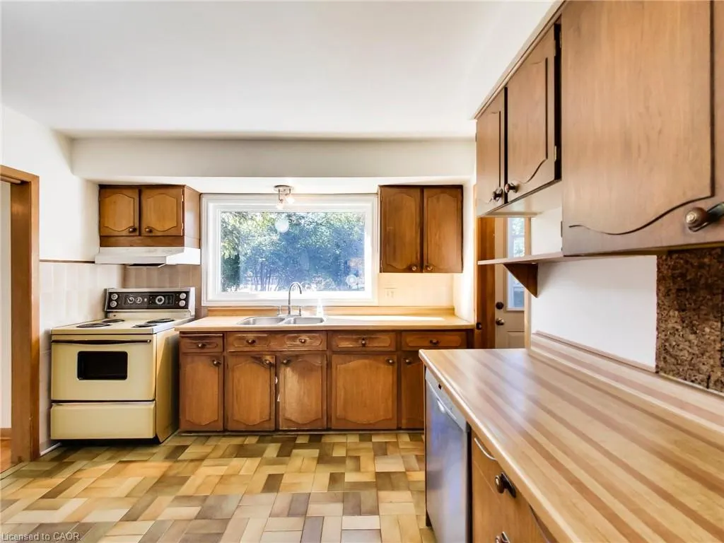 558 Parkside Crescent