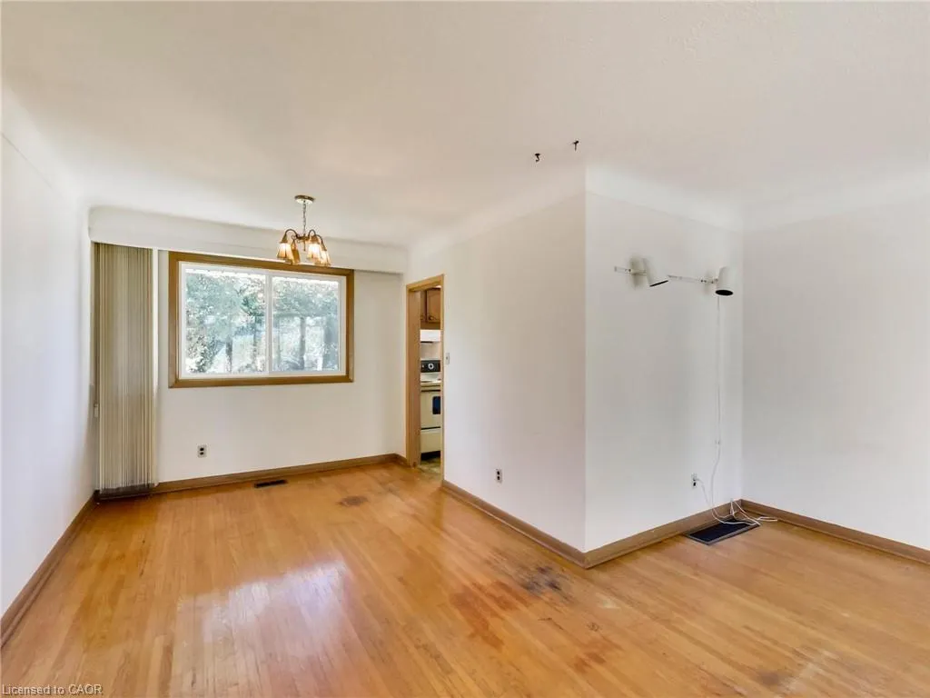 558 Parkside Crescent