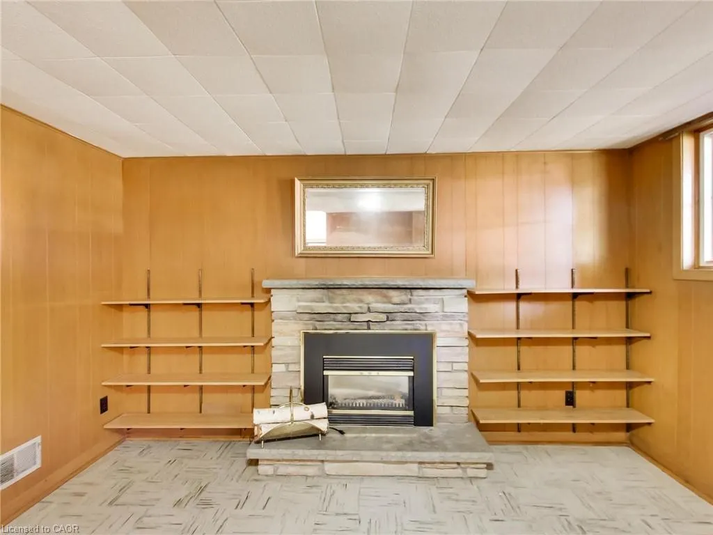 558 Parkside Crescent