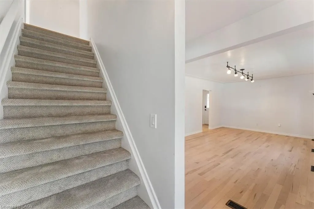 106 Simcoe Street E