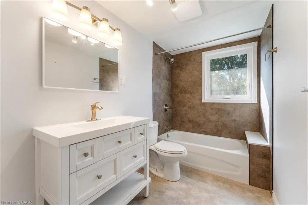 106 Simcoe Street E