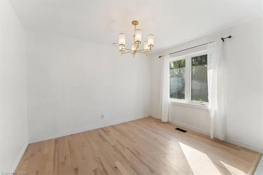 106 Simcoe Street E
