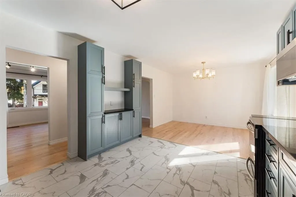 106 Simcoe Street E