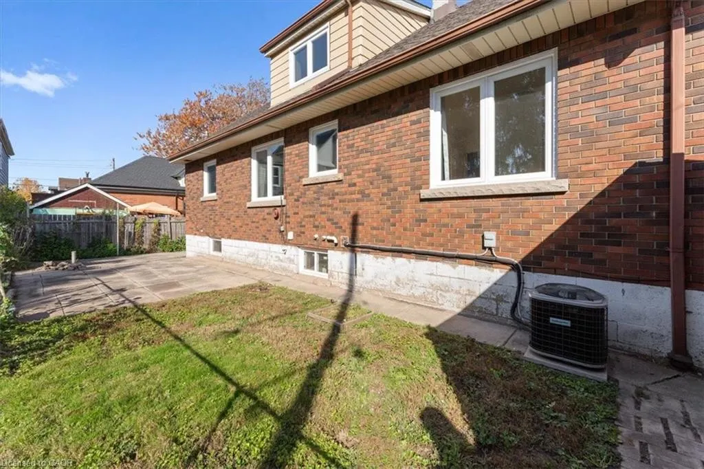 106 Simcoe Street E