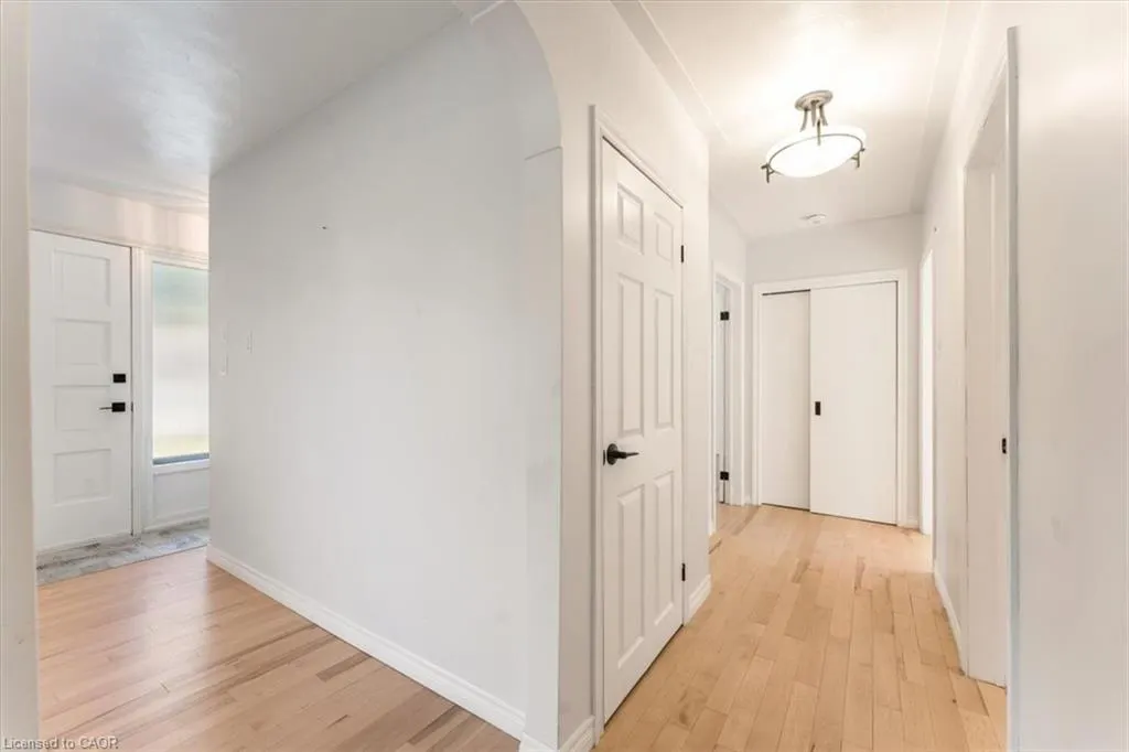 106 Simcoe Street E