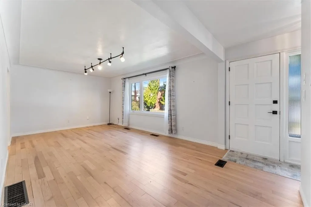 106 Simcoe Street E