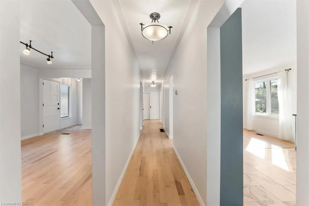 106 Simcoe Street E