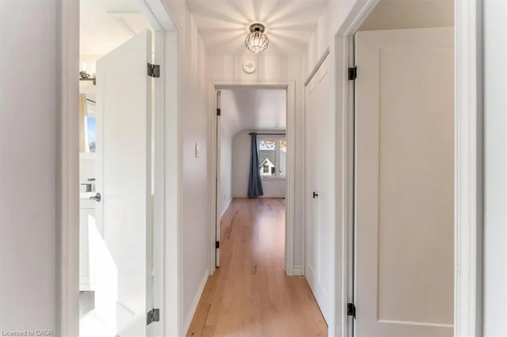 106 Simcoe Street E