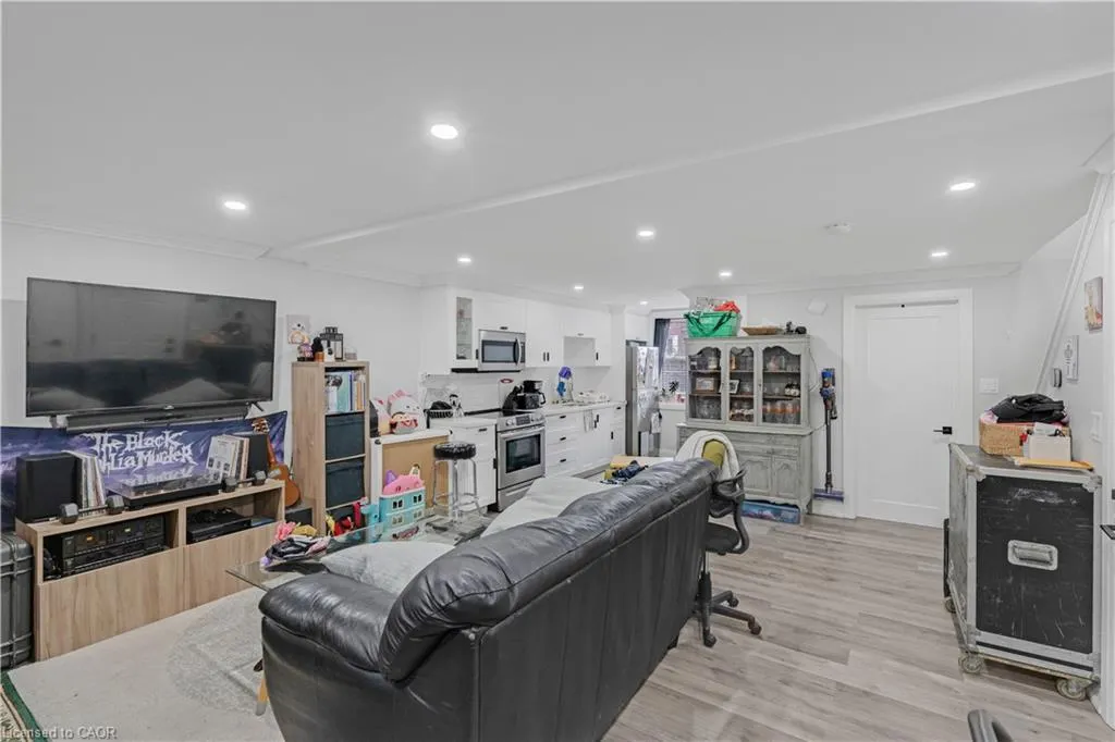 66 Broadway Avenue, #UPPER