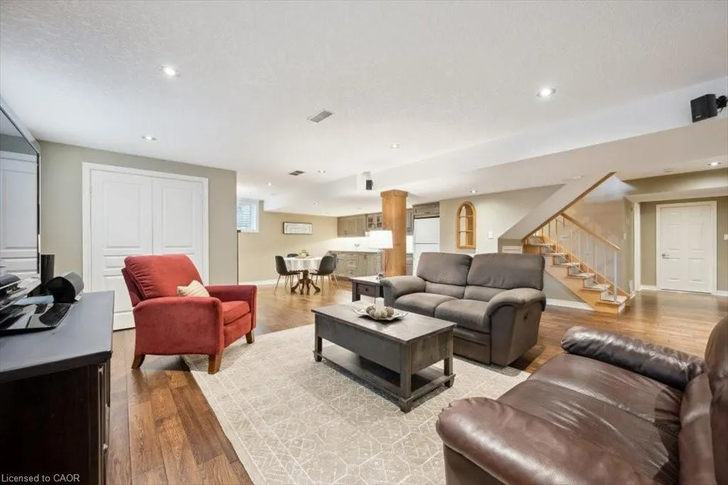 572 Falconridge Crescent