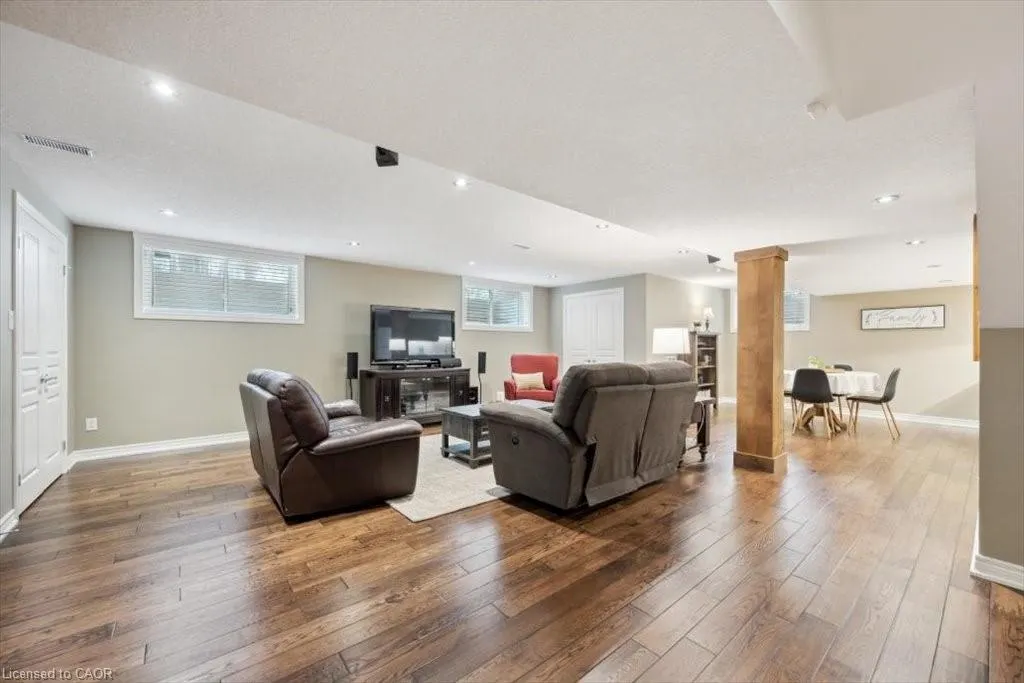 572 Falconridge Crescent