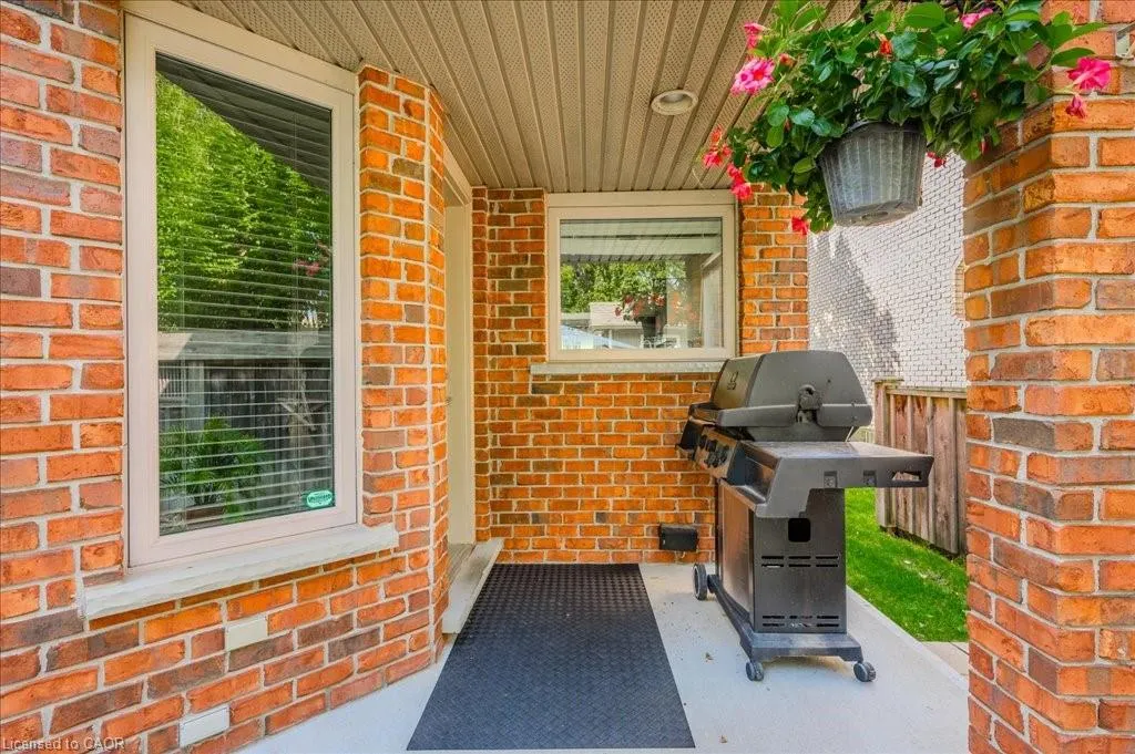 572 Falconridge Crescent