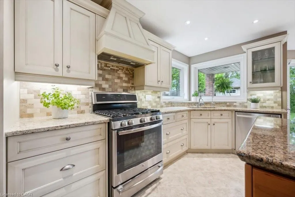 572 Falconridge Crescent