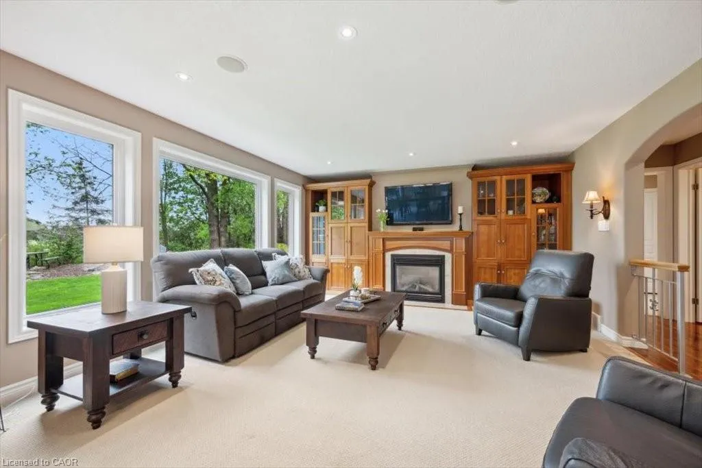 572 Falconridge Crescent