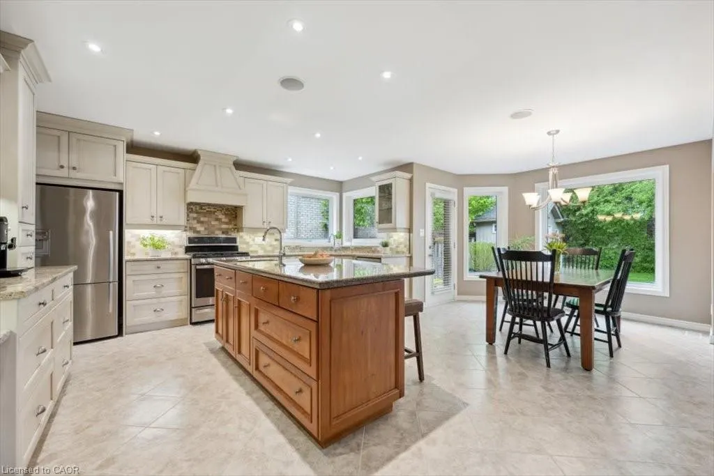 572 Falconridge Crescent