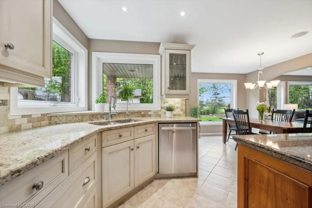 572 Falconridge Crescent