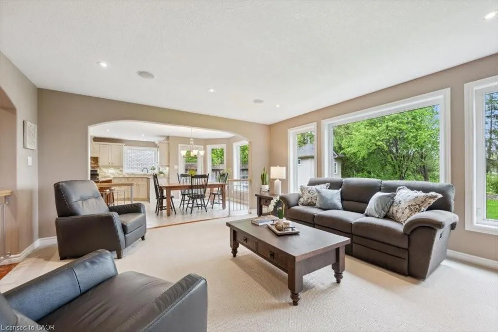 572 Falconridge Crescent