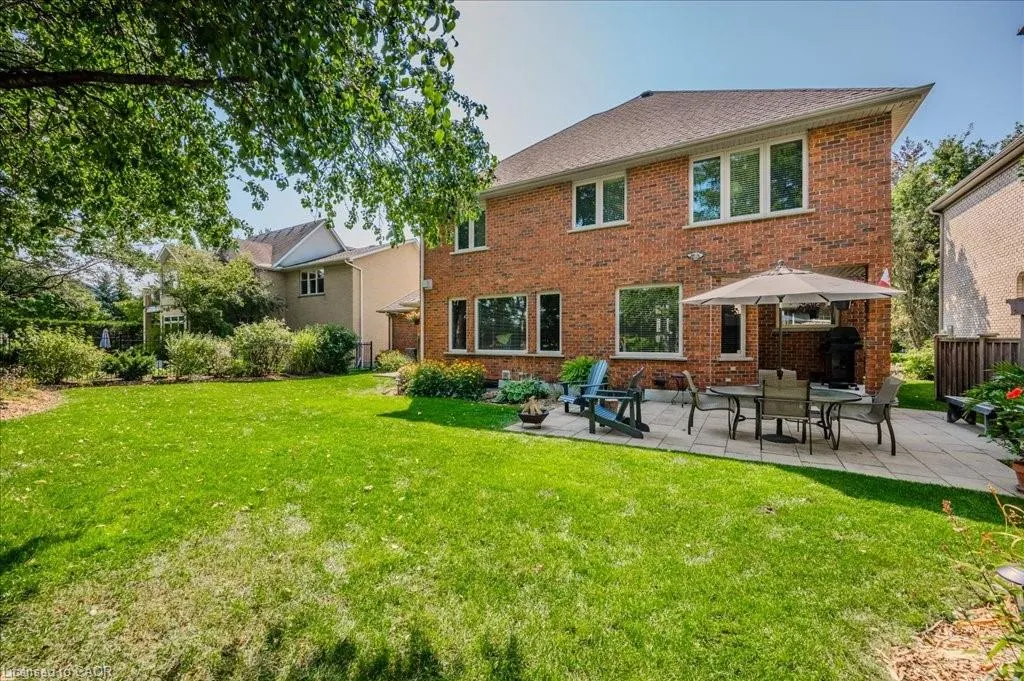 572 Falconridge Crescent