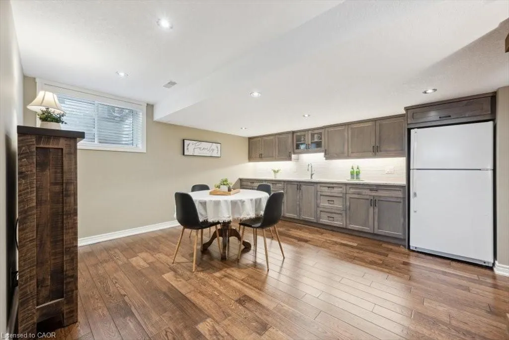 572 Falconridge Crescent