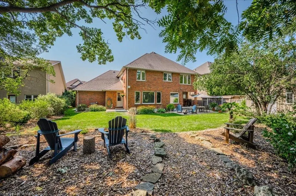 572 Falconridge Crescent