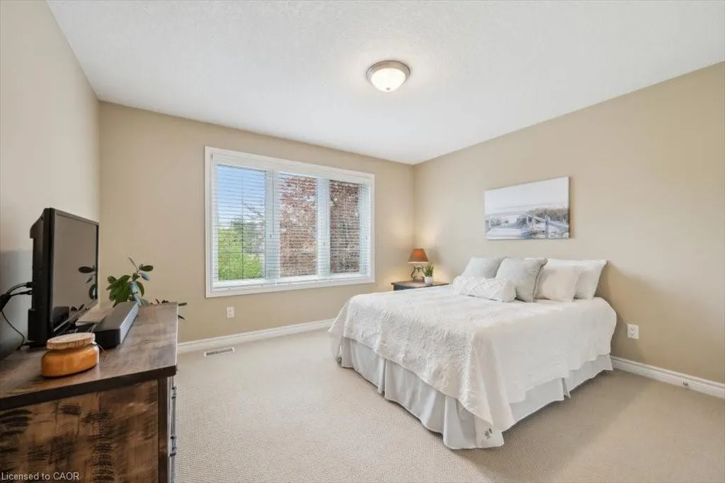 572 Falconridge Crescent