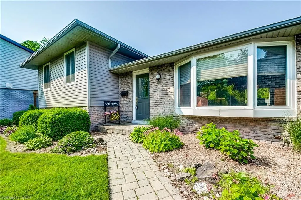 5203 Broughton Crescent
