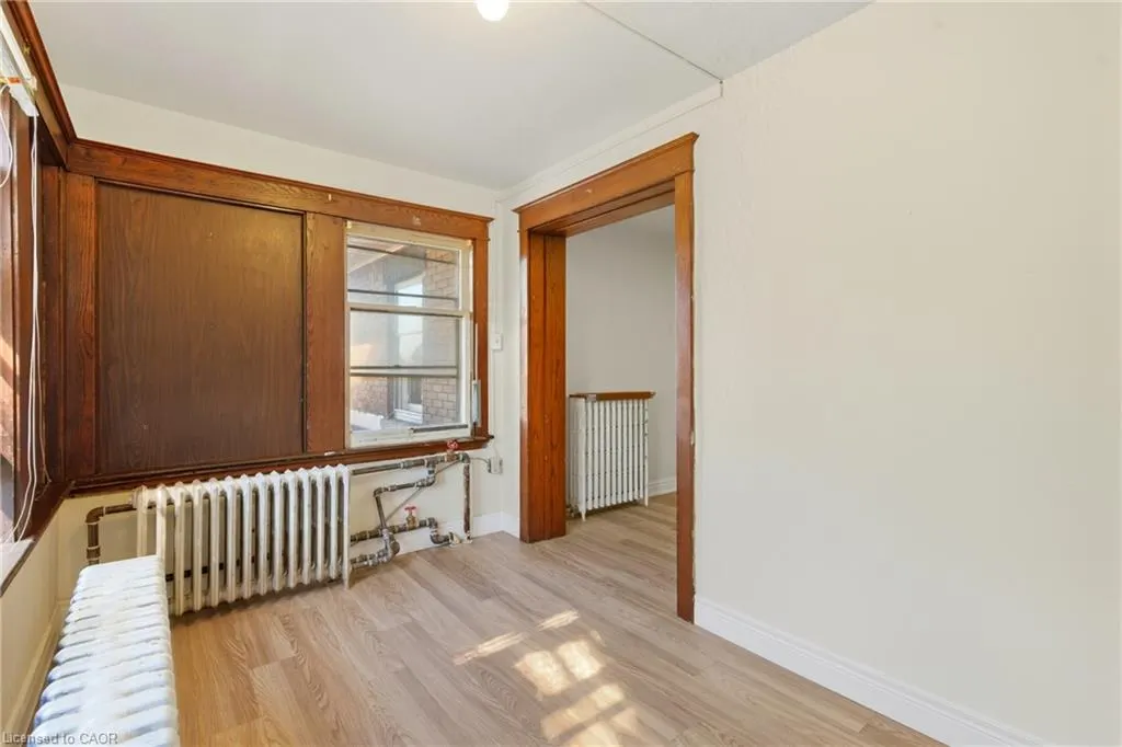 11 Holton Avenue S