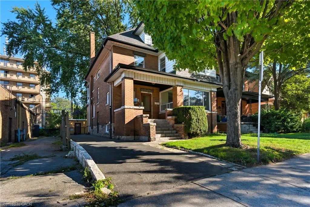 11 Holton Avenue S