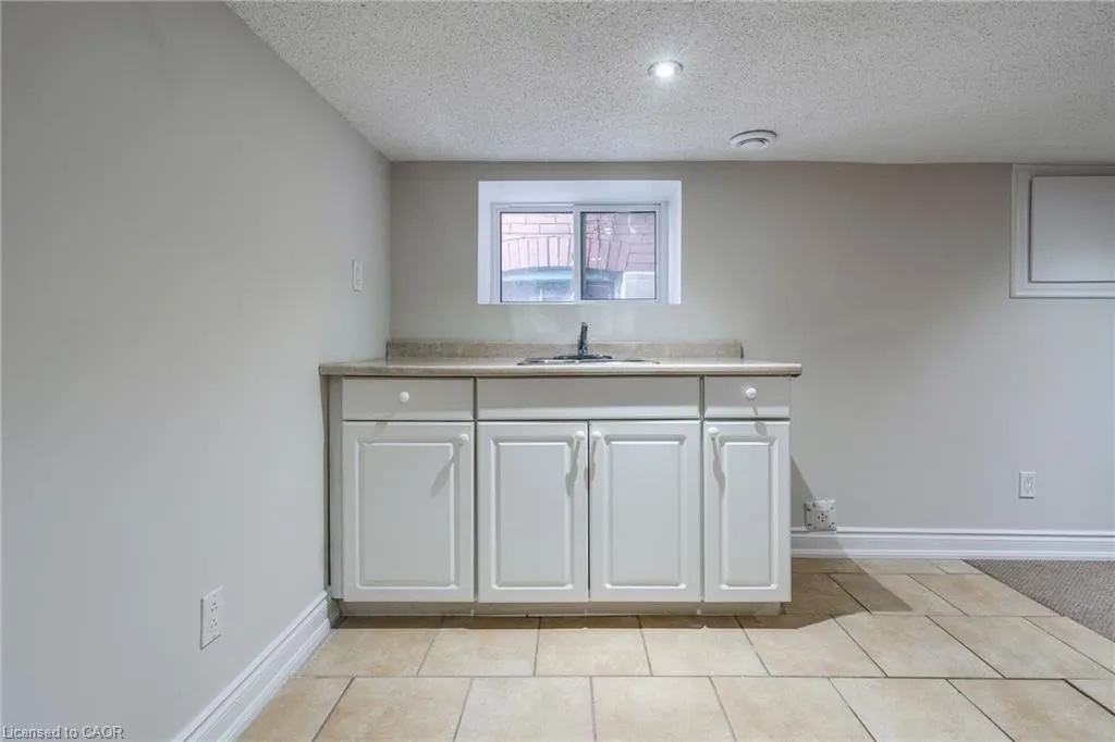4 Glendale Avenue N