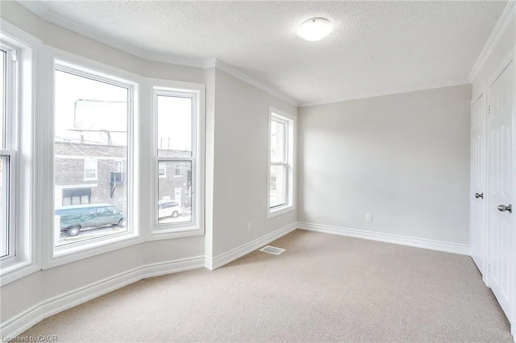 4 Glendale Avenue N