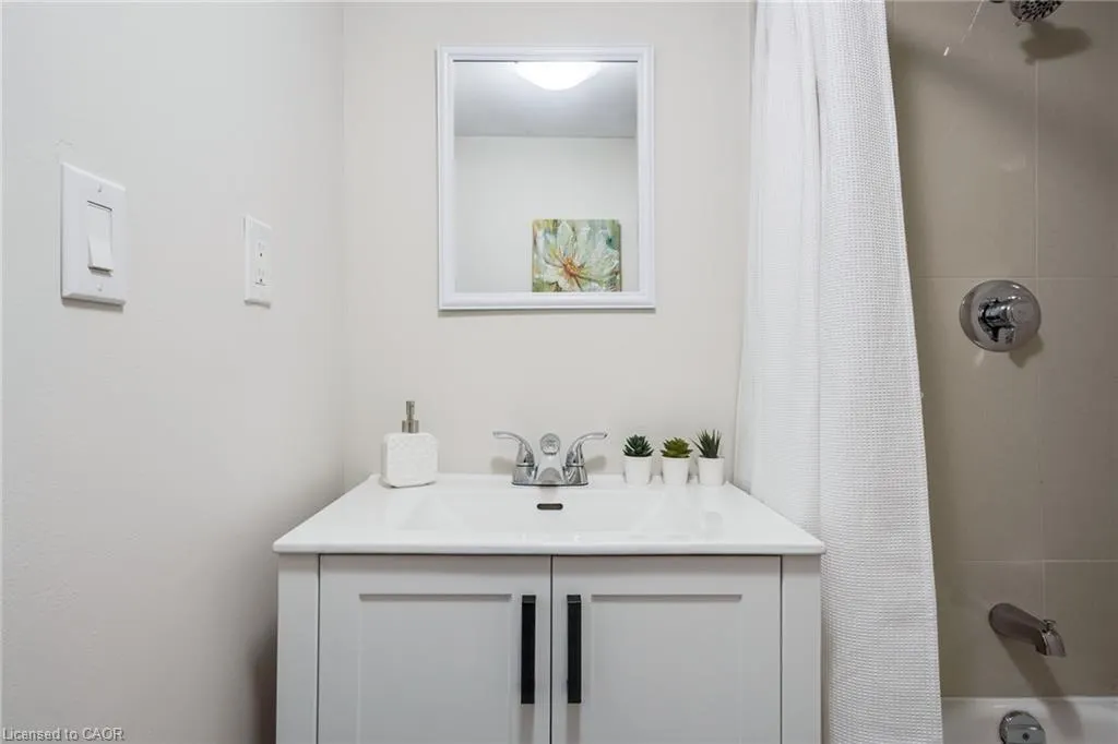 4 Glendale Avenue N