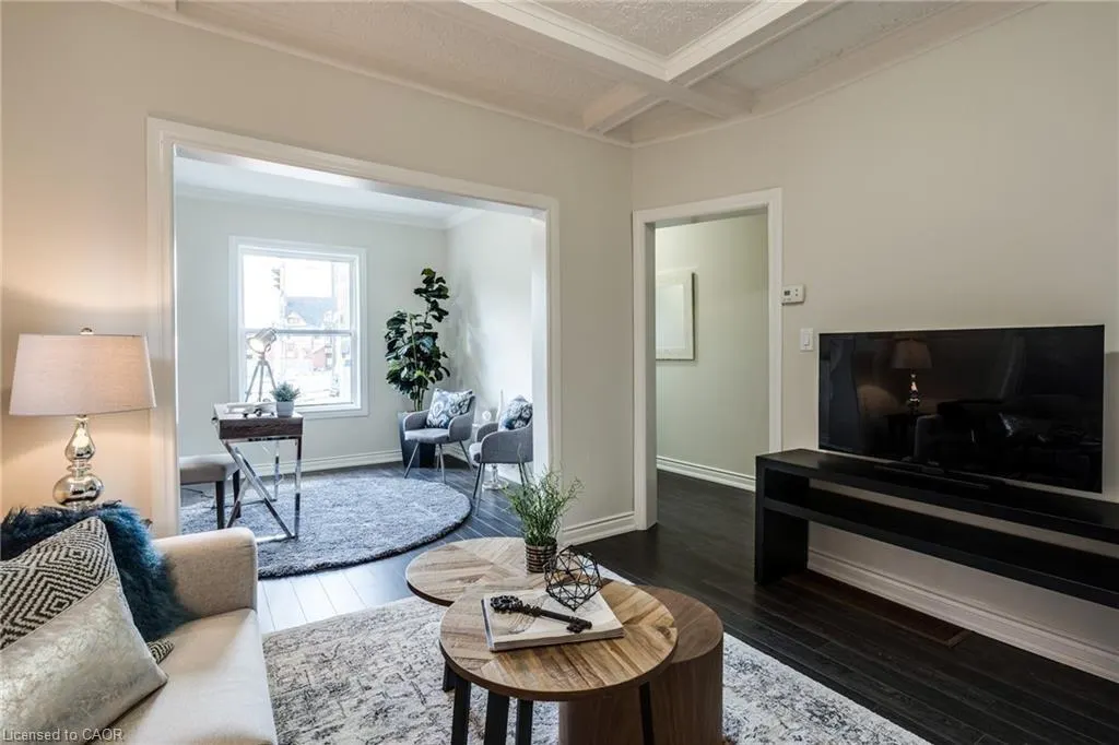 4 Glendale Avenue N