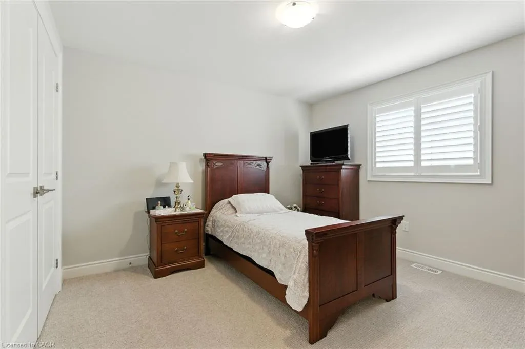 15 Robarts Drive