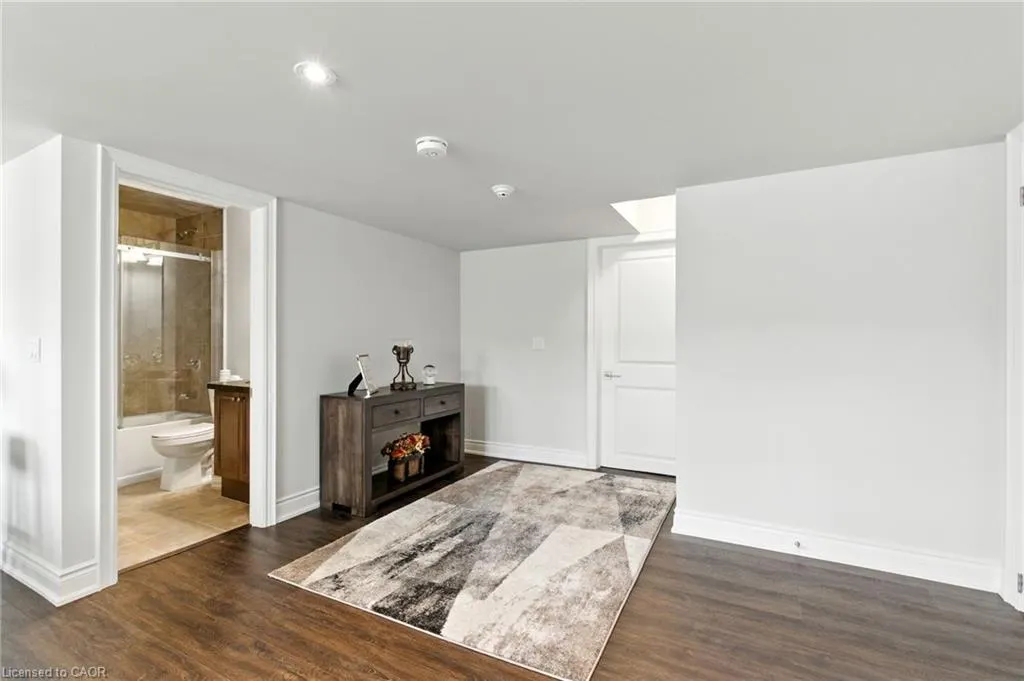 15 Robarts Drive