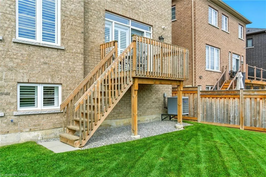 15 Robarts Drive