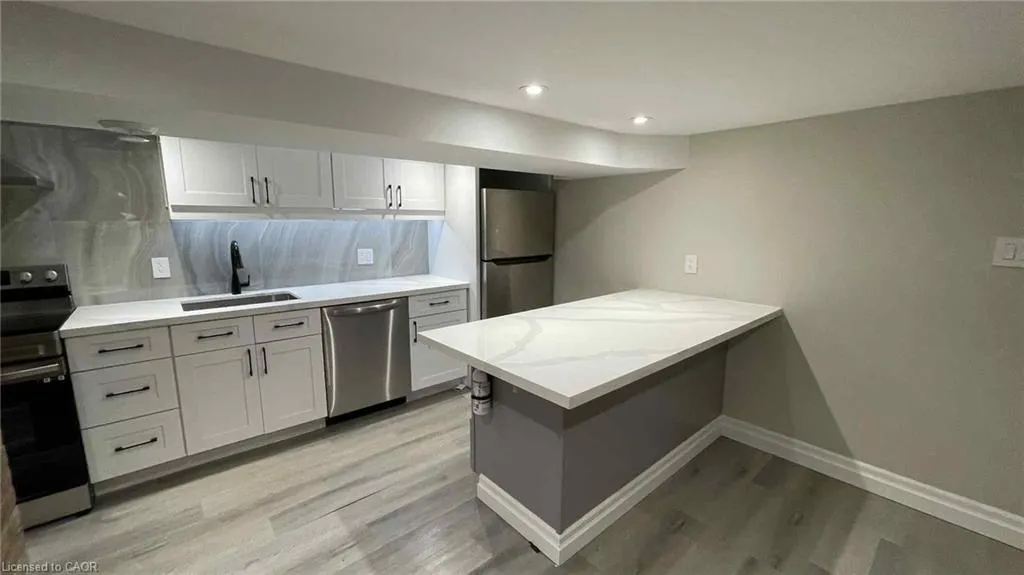123 Robinson Street, #4