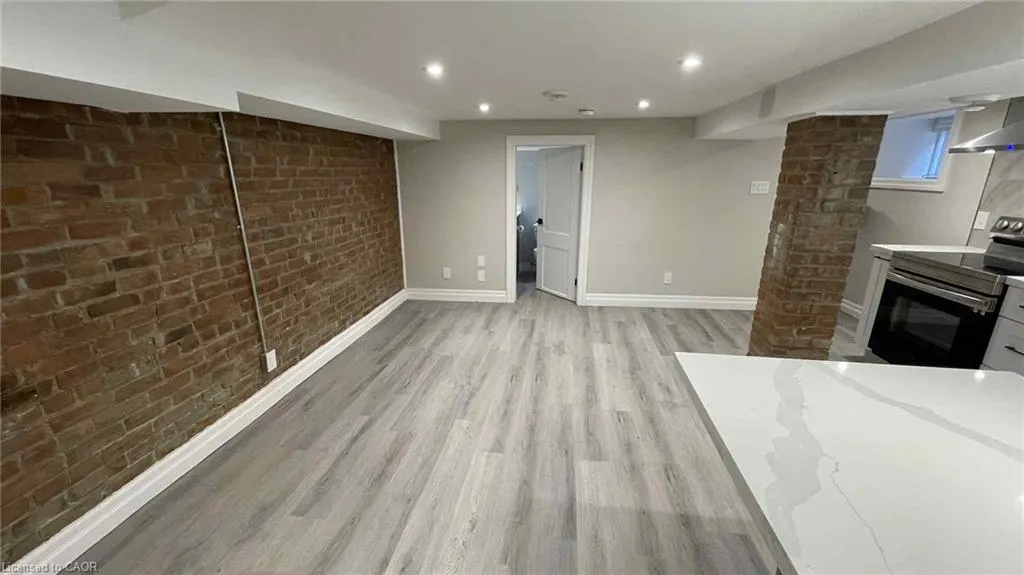 123 Robinson Street, #4