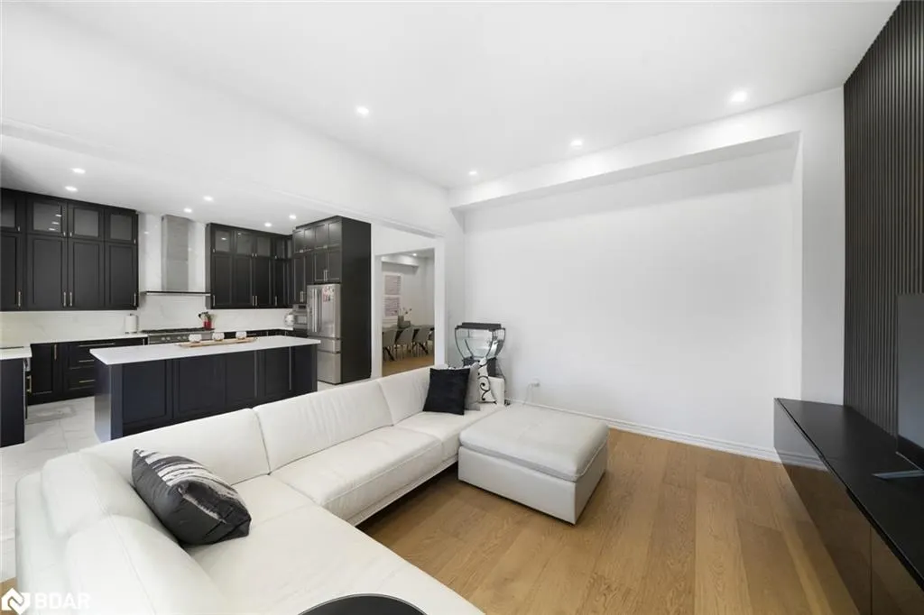 1239 Peelar Crescent