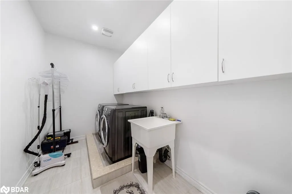 1239 Peelar Crescent