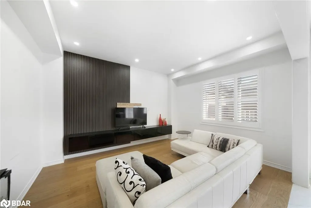 1239 Peelar Crescent