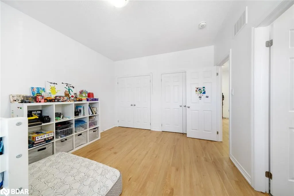 1239 Peelar Crescent